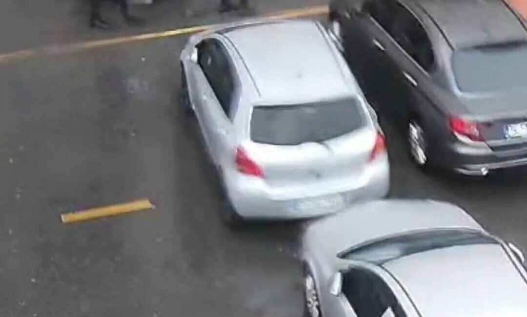 İSTANBUL, – İstanbul’da etkili olan fırtınada yürümekte zorlanan anne ve