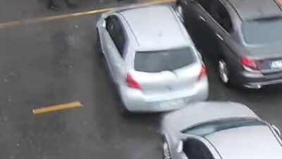 İSTANBUL, – İstanbul’da etkili olan fırtınada yürümekte zorlanan anne ve