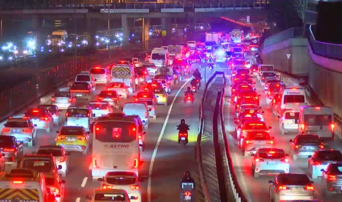 Baran AKKAYA/İSTANBUL, – İSTANBUL’da akşam saatlerinde trafik yoğunluğu yüzde 87’ye