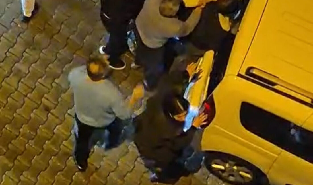 Doğan Can CESUR / İSTANBUL – KAĞITHANE’de bir sokağa giren