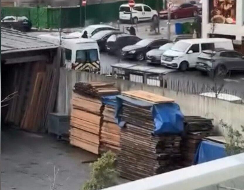 Doğan Can CESUR / İSTANBUL,(DHA- KAĞITHANE Hamidiye Mahallesi’nde bir otomobile