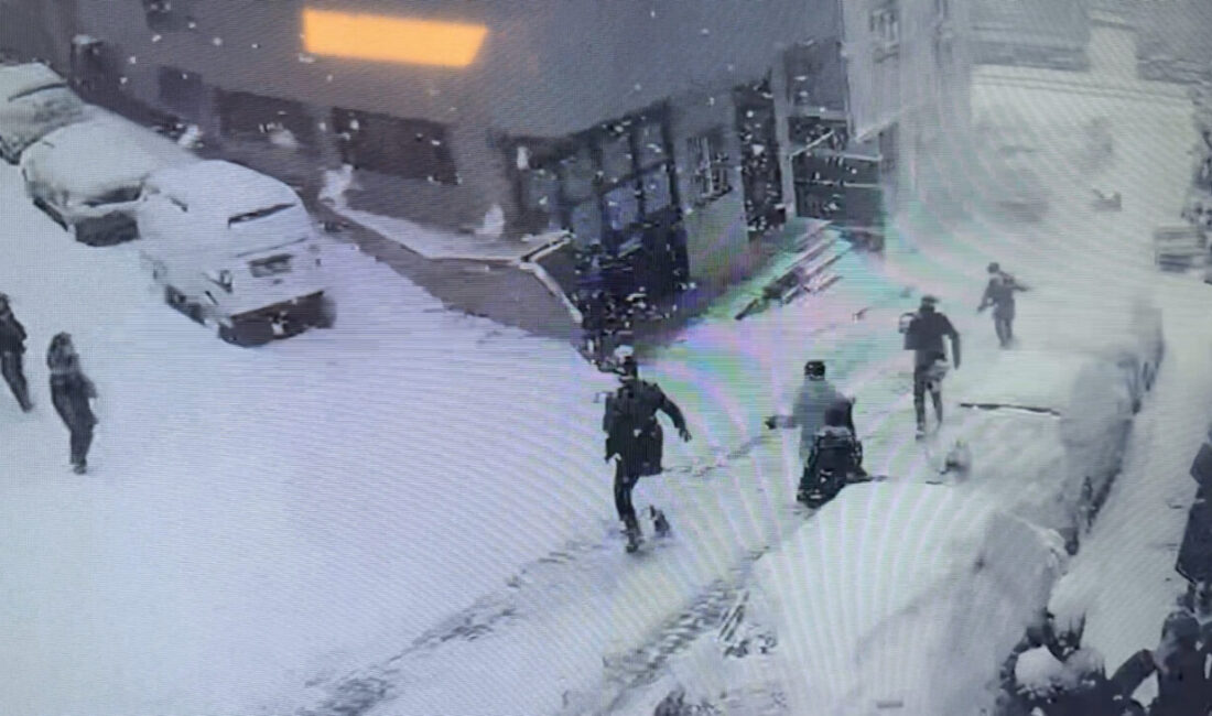 Doğan Can CESUR / İSTANBUL – KAĞITHANE’de yokuştan kayan kamyonet,