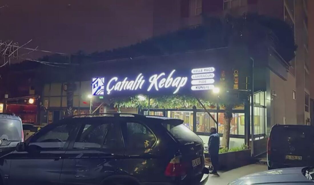 Soner HASIRCIOĞLU/İSTANBUL, – KÜÇÜKÇEKMECE’de motosikletli şüpheli tarafından içeride müşterilerin bulunduğu