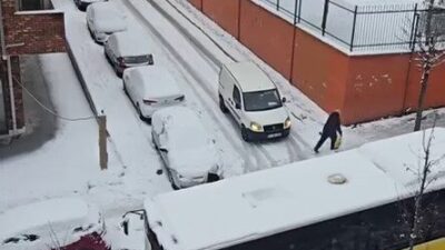 İSTANBUL, – Küçükçekmece’de etkili olan kar yağışı trafiği olumsuz etkiledi.