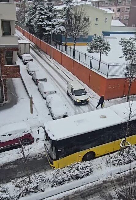 İSTANBUL, – Küçükçekmece’de etkili olan kar yağışı trafiği olumsuz etkiledi.