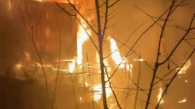 Mert ORDU/İSTANBUL, – SANCAKTEPE’de iki katlı ahşap binada çıkan yangın,