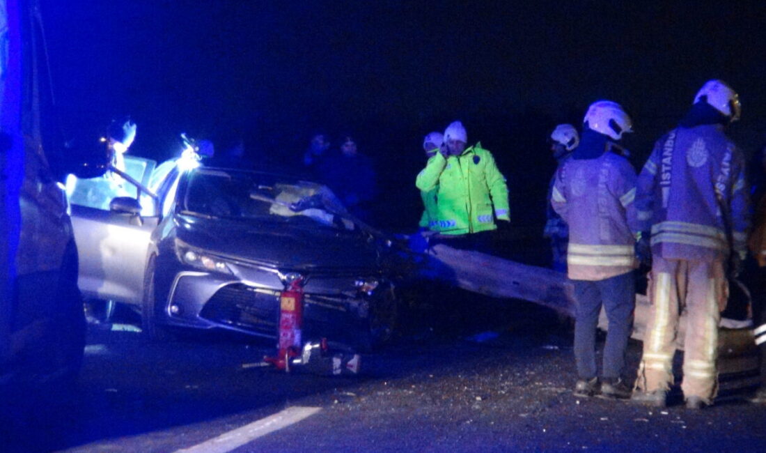 Uğur Samet AVCI/İSTANBUL, – SİLİVRİ’de seyir halindeki otomobil, önünde ilerleyen