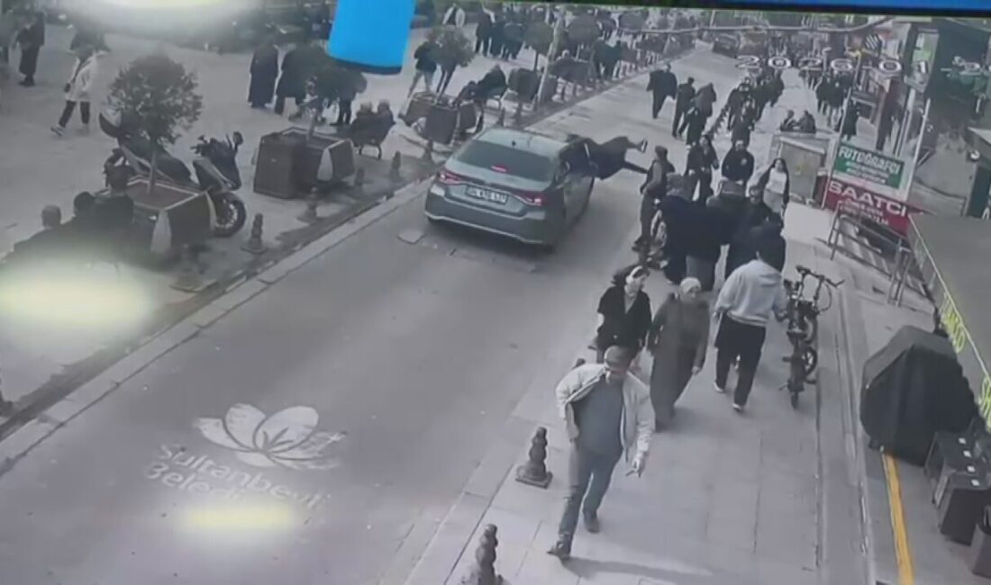 Murat SOLAK-Tuğçe SEZER ODABAŞI/İSTANBUL, – Sultanbeyli’de otomobil, yolun karşısına geçmeye