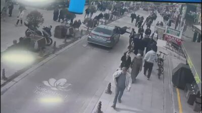 Murat SOLAK-Tuğçe SEZER ODABAŞI/İSTANBUL, – Sultanbeyli’de otomobil, yolun karşısına geçmeye