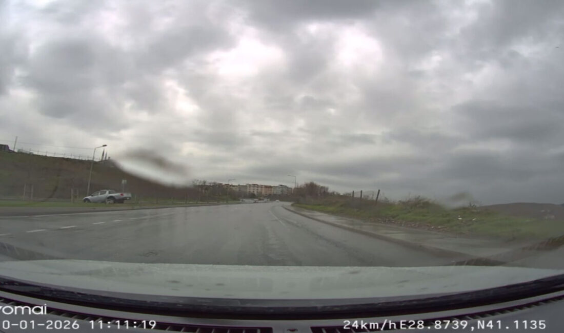 Emin YEŞİL / İSTANBUL, – Sultangazi’de sürücüsünün yağış nedeniyle kayganlaşan