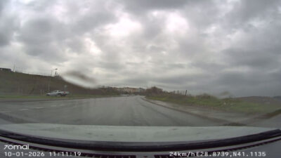 Emin YEŞİL / İSTANBUL, – Sultangazi’de sürücüsünün yağış nedeniyle kayganlaşan