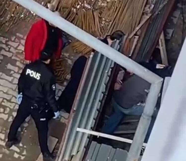 Baran AKKAYA-Emin YEŞİL/İSTANBUL, -SULTANGAZİ’de inşaatın en üst katında çalışan işçi