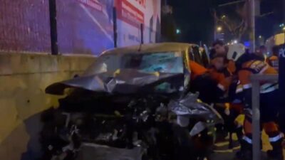 Soner HASIRCIOĞLU/İSTANBUL, – ÜMRANİYE’de seyir halindeki hafif ticari araç ile