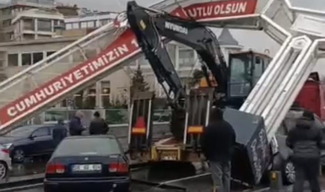 Mert ORDU/İSTANBUL – ÜSKÜDAR’da seyir halindeki TIR’ın üzerindeki ekskavatör yoldaki