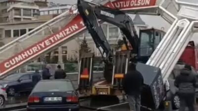 Mert ORDU/İSTANBUL – ÜSKÜDAR’da seyir halindeki TIR’ın üzerindeki ekskavatör yoldaki