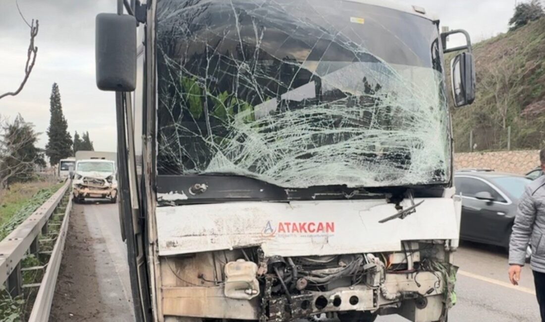 Erol POLAT/DİLOVASI(Kocaeli), – KOCAELİ’nin Dilovası ilçesinde TIR, servis midibüsü ve