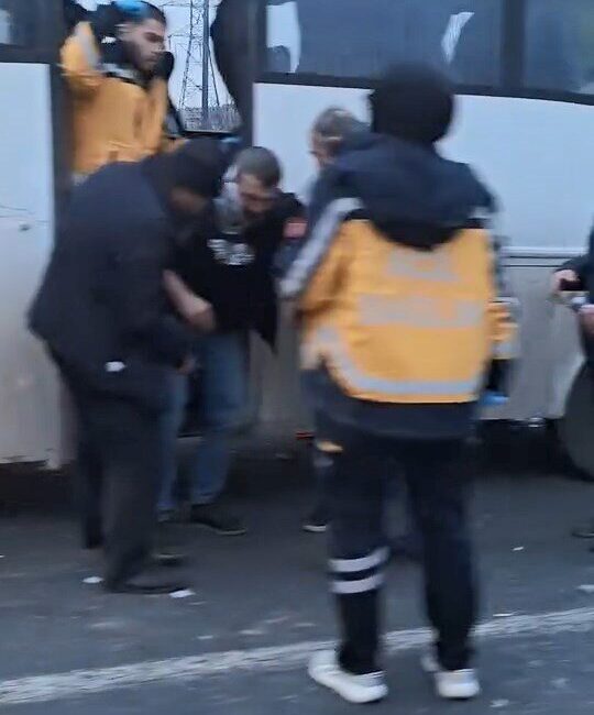 Ardacan UZUN/ DİLOVASI(Kocaeli), – TEM Otoyolu’nun Kocaeli geçişinde servis minibüsünün,