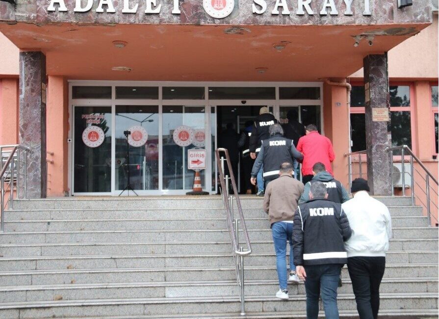 Murat ÖZELCİ/KARABÜK, – KARABÜK’te kendilerini polis ve savcı olarak tanıtarak