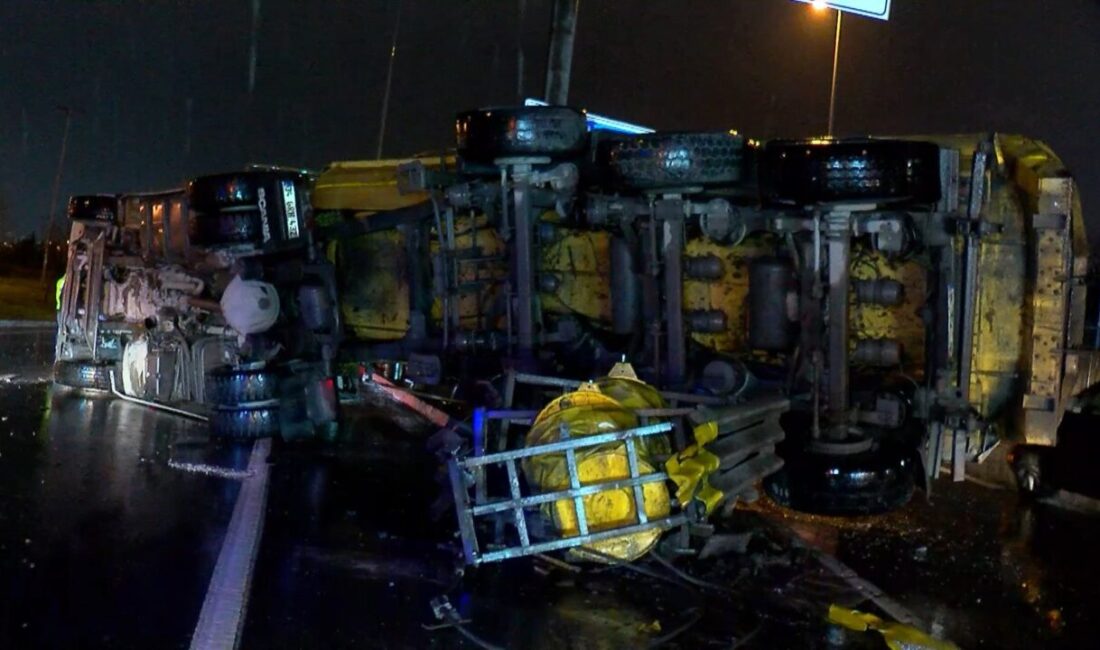 Baran AKKAYA/İSTANBUL, -BAKIRKÖY’de yağış nedeniyle kayganlaşan yolda şoförünün direksiyon hakimiyetini