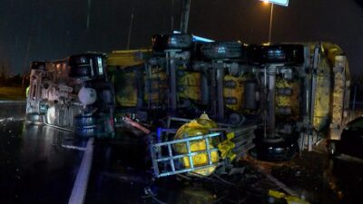 Baran AKKAYA/İSTANBUL, -BAKIRKÖY’de yağış nedeniyle kayganlaşan yolda şoförünün direksiyon hakimiyetini