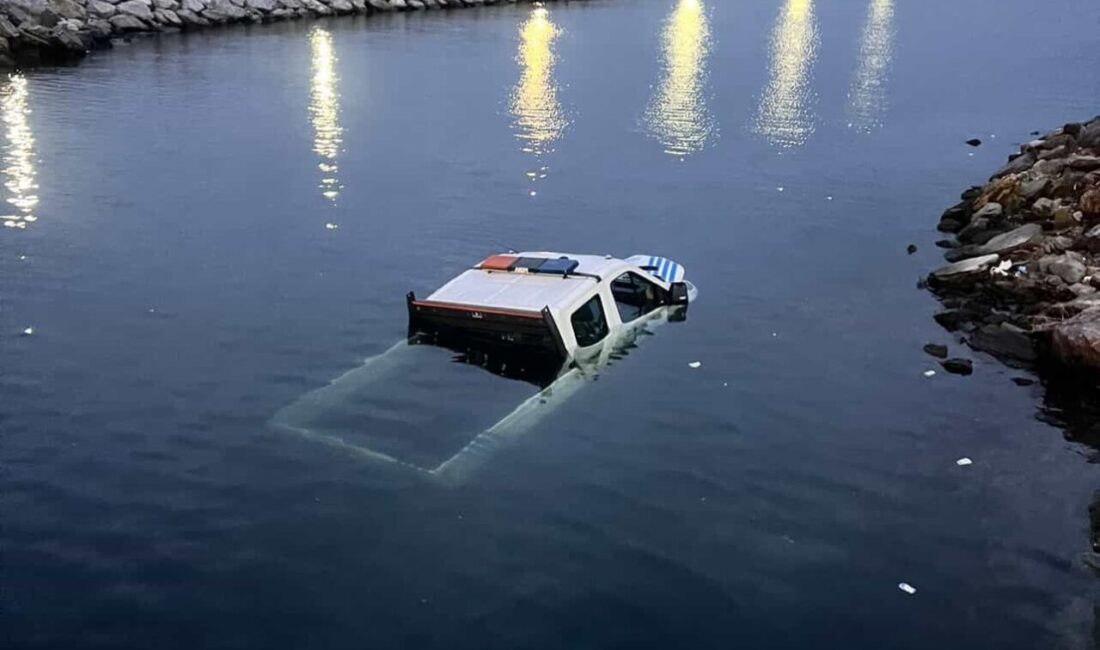Baran AKKAYA/İSTANBUL, – BAKIRKÖY’de sürücüsünün direksiyon hakimiyetini kaybettiği İBB’ye ait
