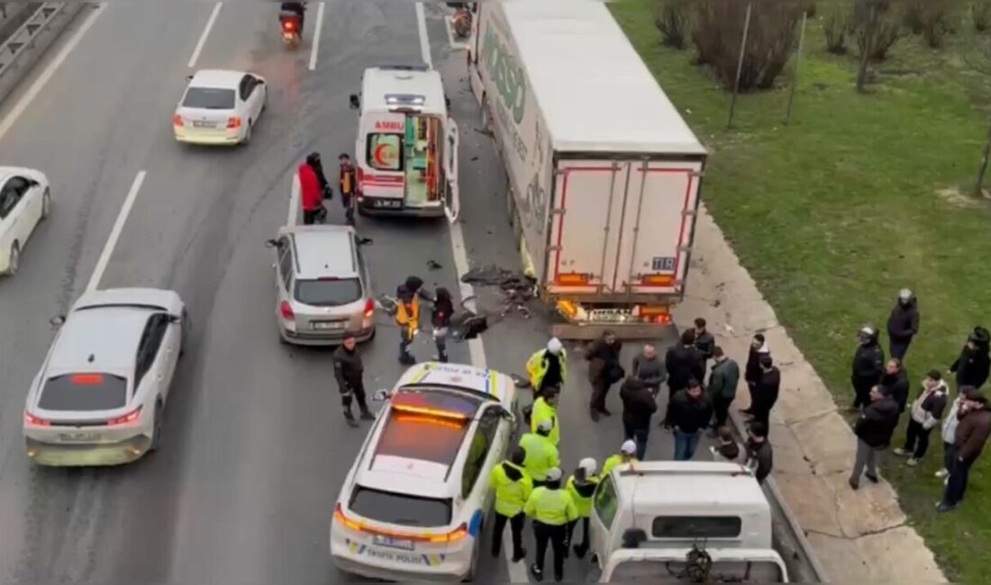 Baran AKKAYA/İSTANBUL, -BAŞAKŞEHİR TEM Otoyolu’nda arıza nedeniyle emniyet şeridinde duran