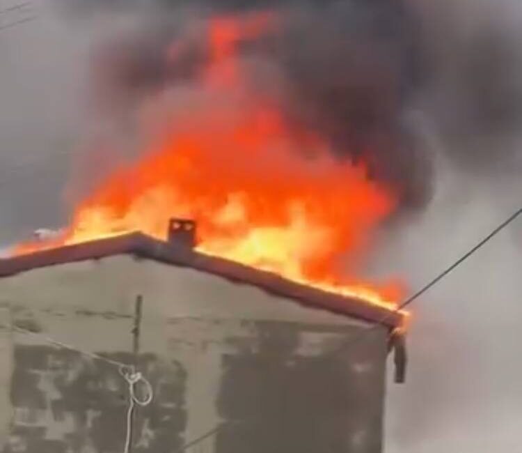 Baran AKKAYA/İSTANBUL, -BAŞAKŞEHİR’de 3 katlı binanın çatısında bilinmeyen bir nedenle