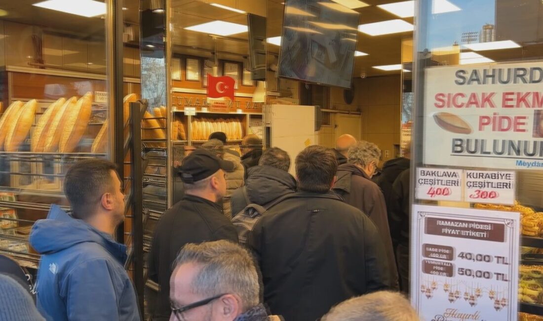 Yılmaz OKUR/İSTANBUL, – İSTANBUL’da ilk iftar öncesi vatandaşlar fırınların önünde