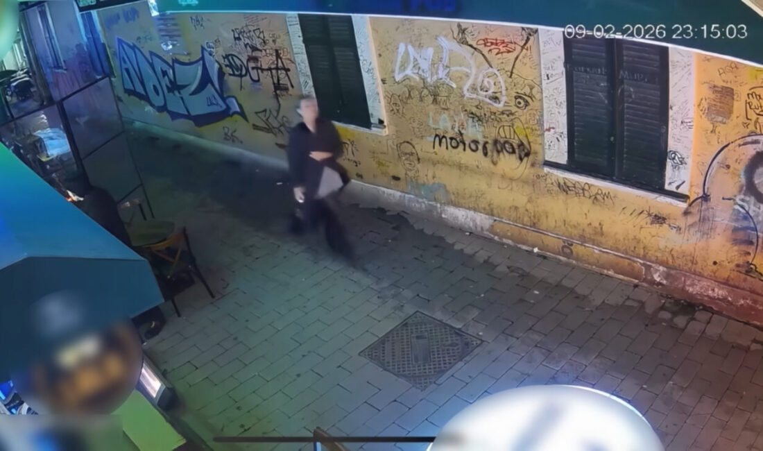 Doğan Can CESUR / İSTANBUL – BEYOĞLU’nda yolda yürüyen kadın