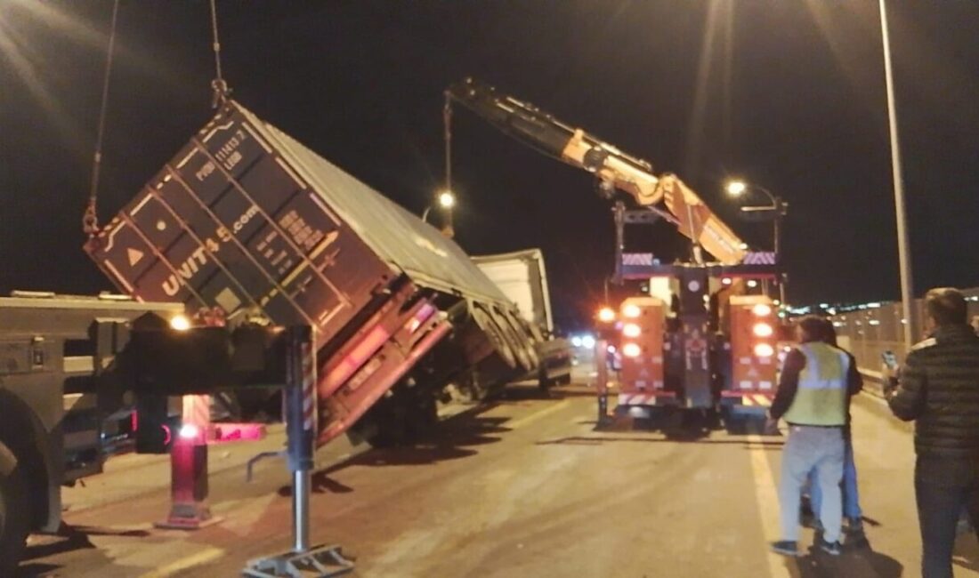 Uğur Samet AVCI/İSTANBUL, – BÜYÜKÇEKMECE TEM Otoyolu’nda şoförünün direksiyon hakimiyetini