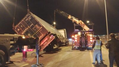 Uğur Samet AVCI/İSTANBUL, – BÜYÜKÇEKMECE TEM Otoyolu’nda şoförünün direksiyon hakimiyetini