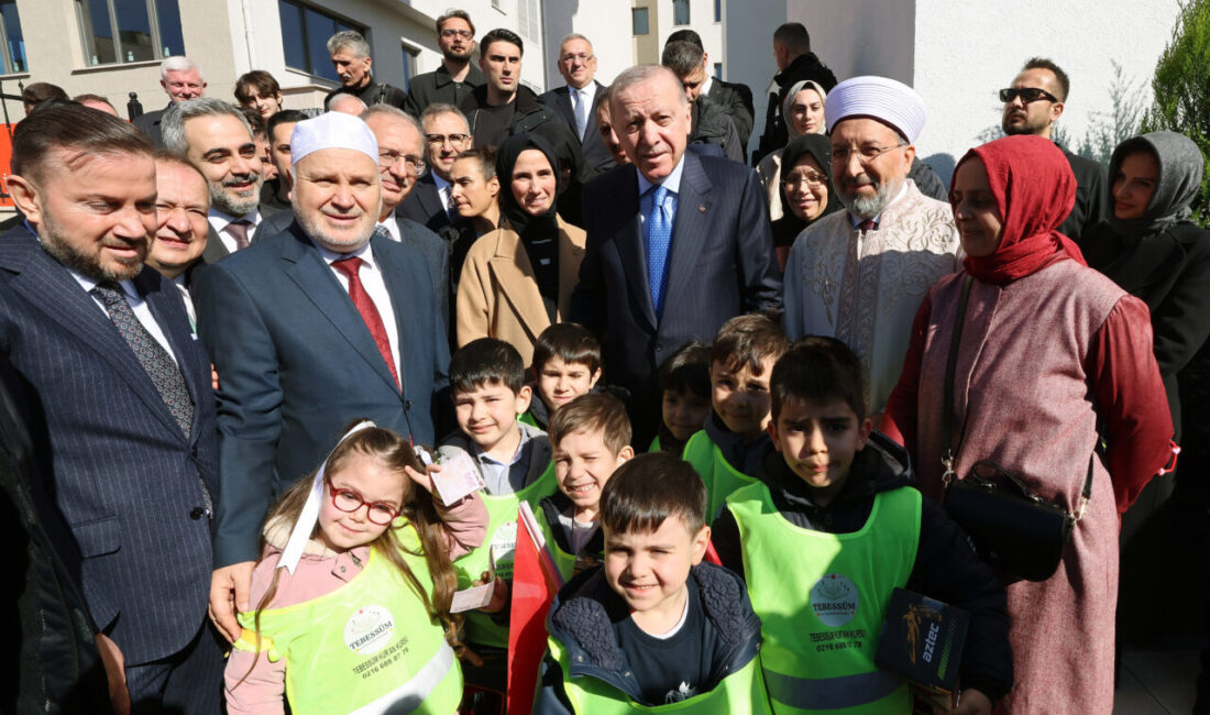 İSTANBUL , -Cumhurbaşkanı Recep Tayyip Erdoğan, cuma namazını Ataşehir’de yeniden
