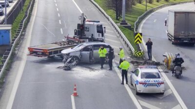 Emre KURT/İSTANBUL, – ESENLER’de sürücüsünün direksiyon hakimiyetini kaybettiği cip, refüje