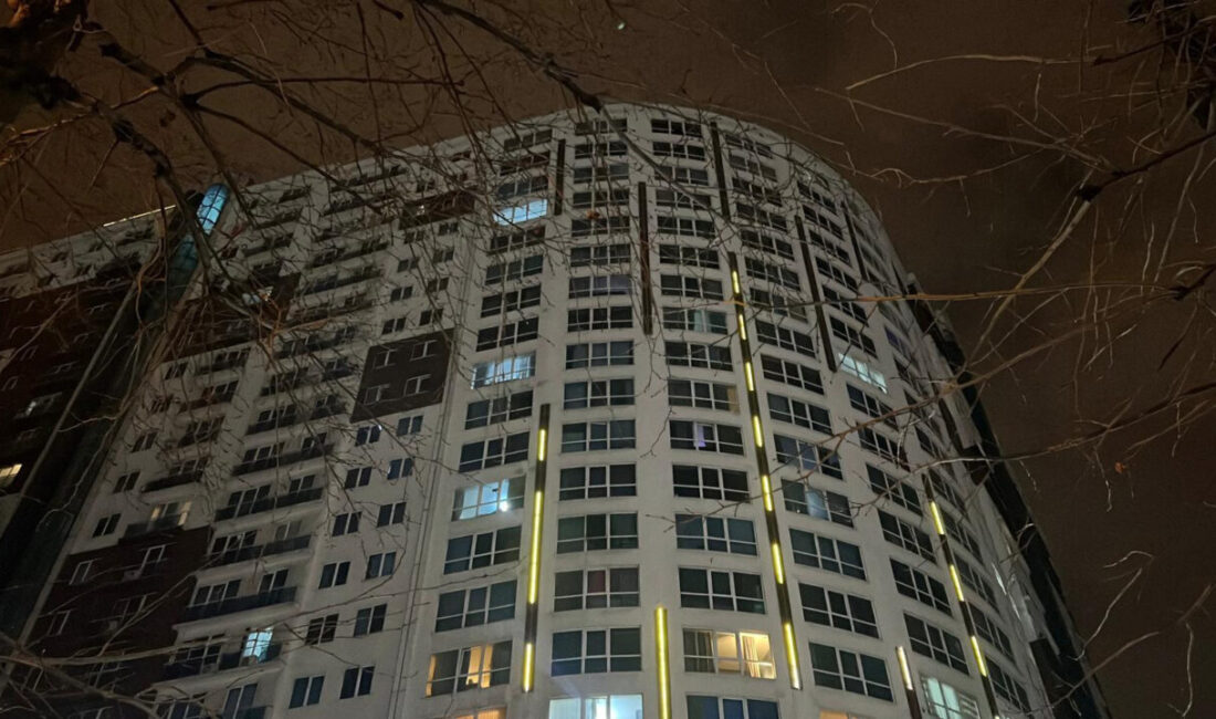 Soner HASIRCIOĞLU/İSTANBUL, – ESENYURT’ta bir sitenin bina koridorunda 2 kişi