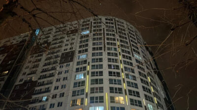 Soner HASIRCIOĞLU/İSTANBUL, – ESENYURT’ta bir sitenin bina koridorunda 2 kişi