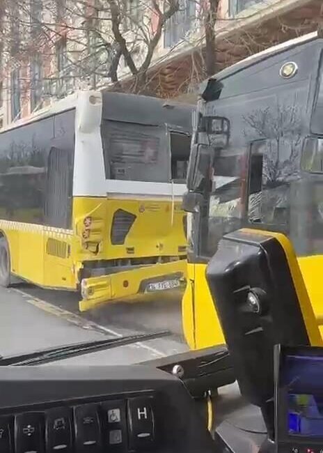 Hiba KARGI/İSTANBUL Fatih Unkapa’nında 3 İETT otobüsü kazaya yaptı. İhbar