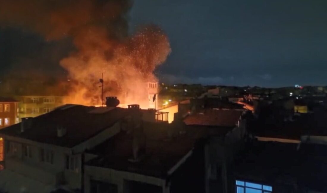 Soner HASIRCIOĞLU/İSTANBUL, – FATİH’te 3 katlı metruk binada çıkan yangın,