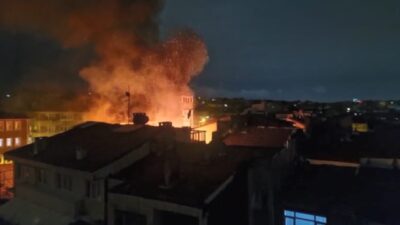 Soner HASIRCIOĞLU/İSTANBUL, – FATİH’te 3 katlı metruk binada çıkan yangın,