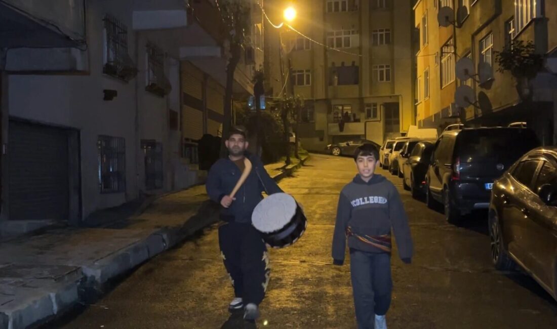 Soner HASIRCIOĞLU/İSTANBUL, – İSTANBUL’da ramazan ayının ilk sahurunda davulcular göreve