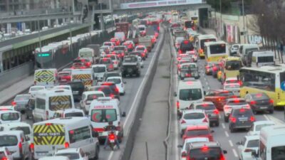 Baran AKKAYA/İSTANBUL, – İSTANBUL’da trafik yoğunluğu yüzde 85’e ulaştı. İş
