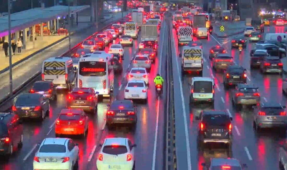 Baran AKKAYA/İSTANBUL, – İSTANBUL’da akşam saatlerinde trafik yoğunluğu yüzde 90’a
