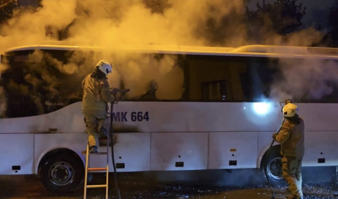Mert ORDU/İSTANBUL, – KADIKÖY’de park halindeki midibüste çıkan yangın itfaiye