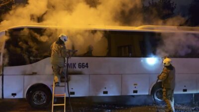 Mert ORDU/İSTANBUL, – KADIKÖY’de park halindeki midibüste çıkan yangın itfaiye