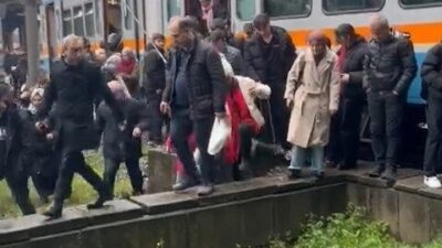 İSTANBUL, – M1 Yenikapı – Atatürk Havalimanı seferini yapan metro,