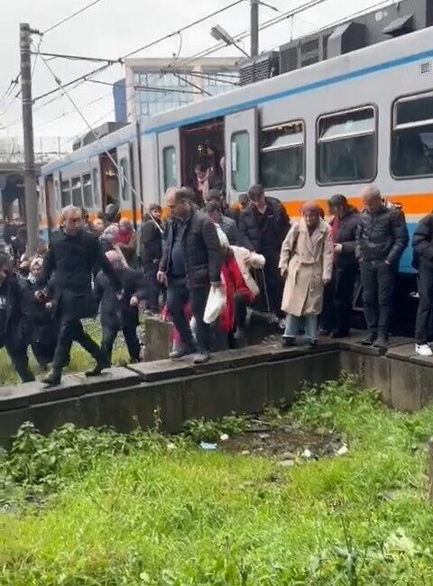 İSTANBUL, – M1 Yenikapı – Atatürk Havalimanı seferini yapan metro,