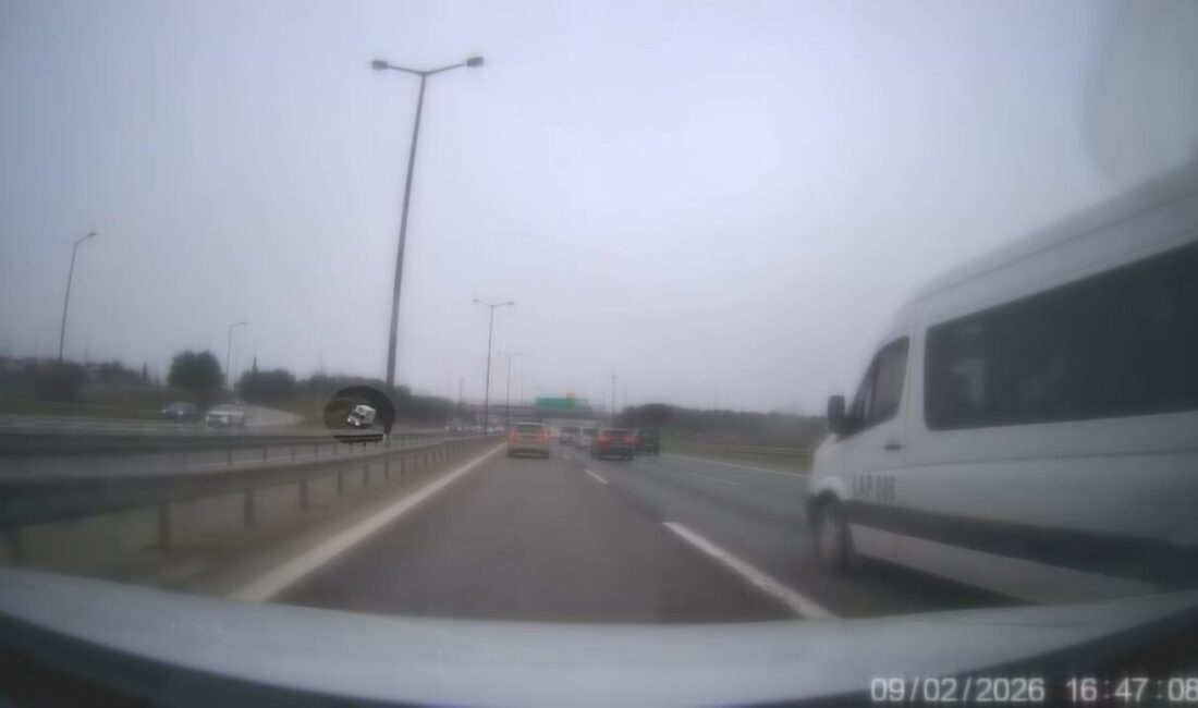 İsa ALMAÇAYIR-Hiba HAKBİLİR/İSTANBUL, – SANCAKTEPE TEM Otoyolu’nda şoförünün direksiyon hakimiyetini