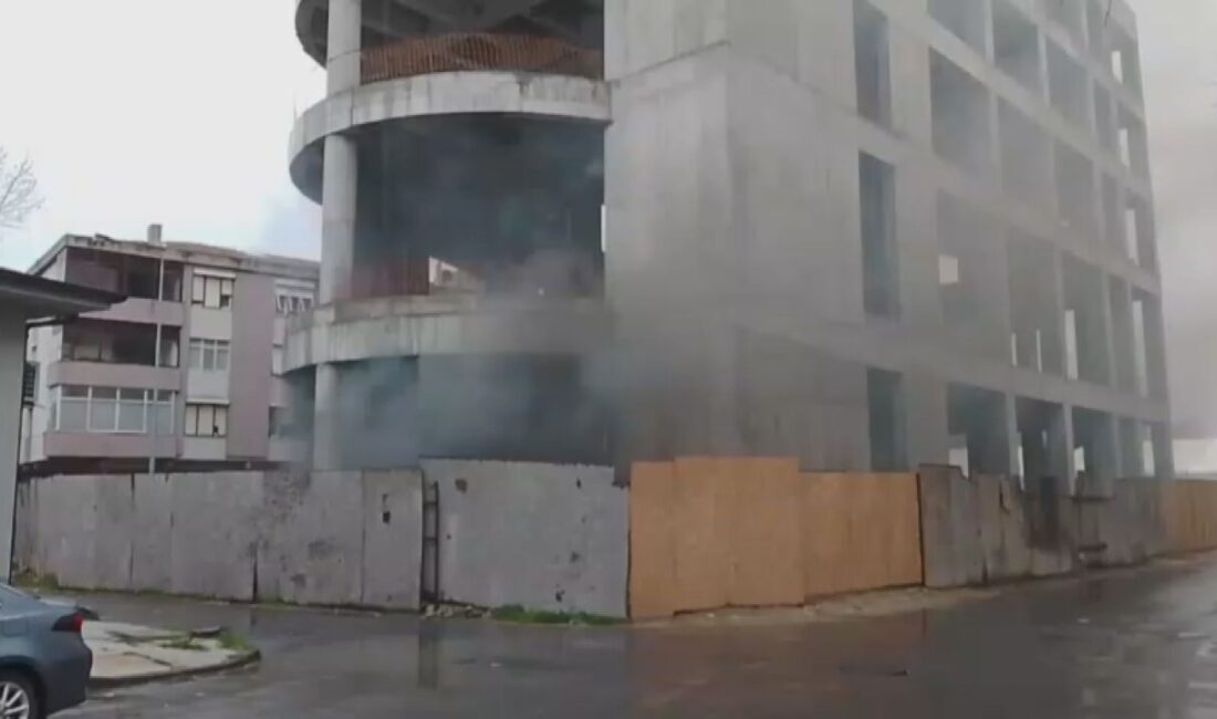 Uğur Samet AVCI/İSTANBUL, – SİLİVRİ’de kültür merkezi inşaatındaki strafor malzemelerinde