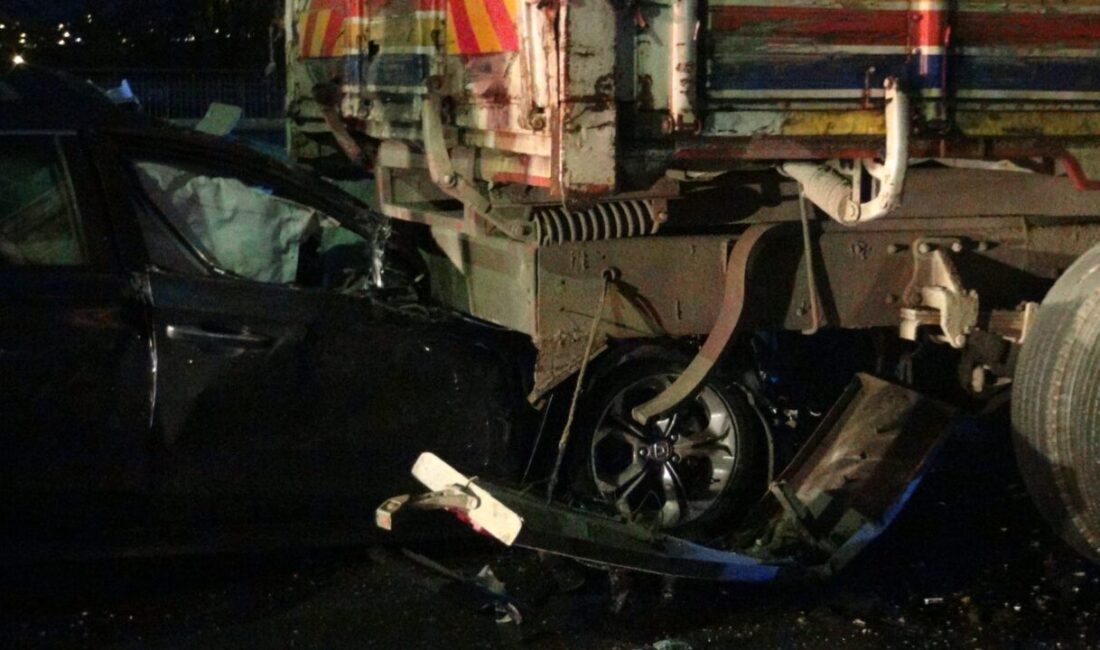 Uğur Samet AVCI/İSTANBUL, – SİLİVRİ’de seyir halindeyken tekerleği kopan otomobil