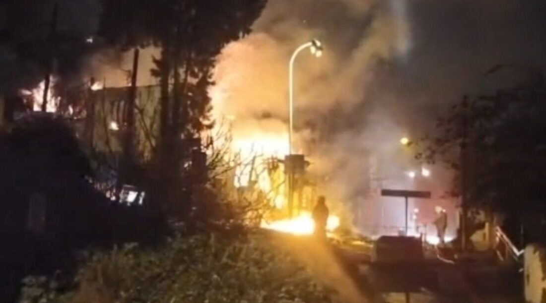 Mehmet Kaan KURT/İSTANBUL, – ÜSKÜDAR’da 2 katlı metruk binada yangın