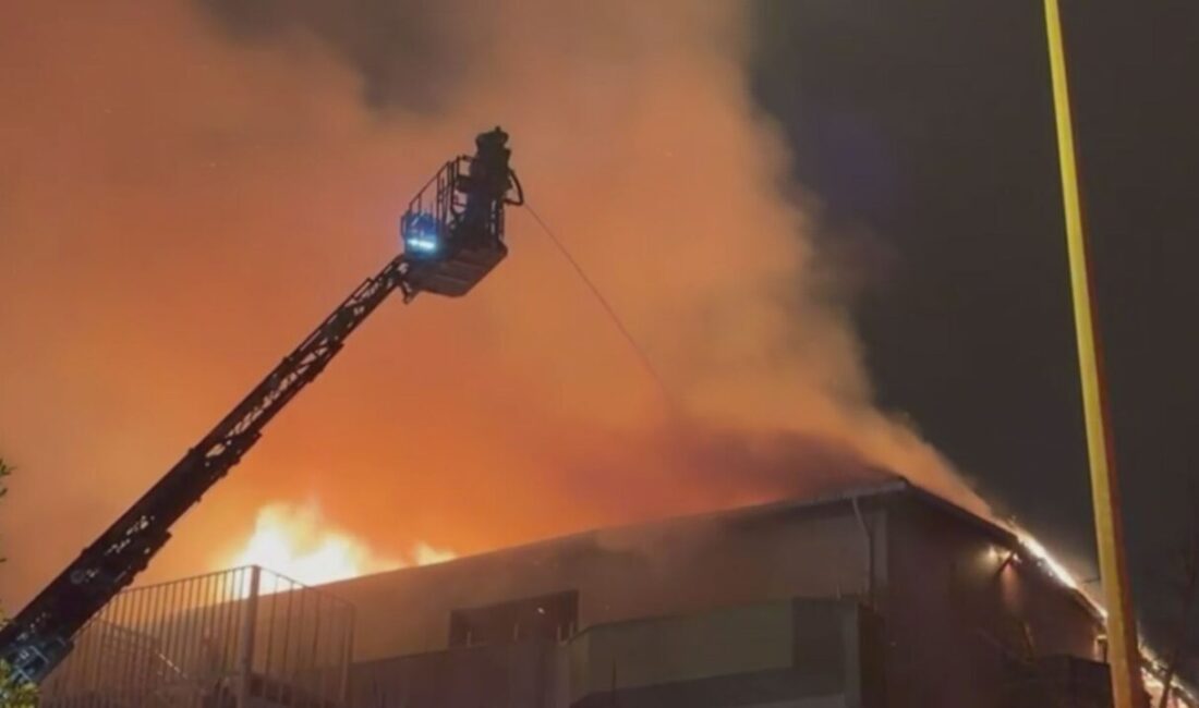 Soner HASIRCIOĞLU/İSTANBUL, – ÜSKÜDAR’da 7 katlı metruk binanın çatısında yangın